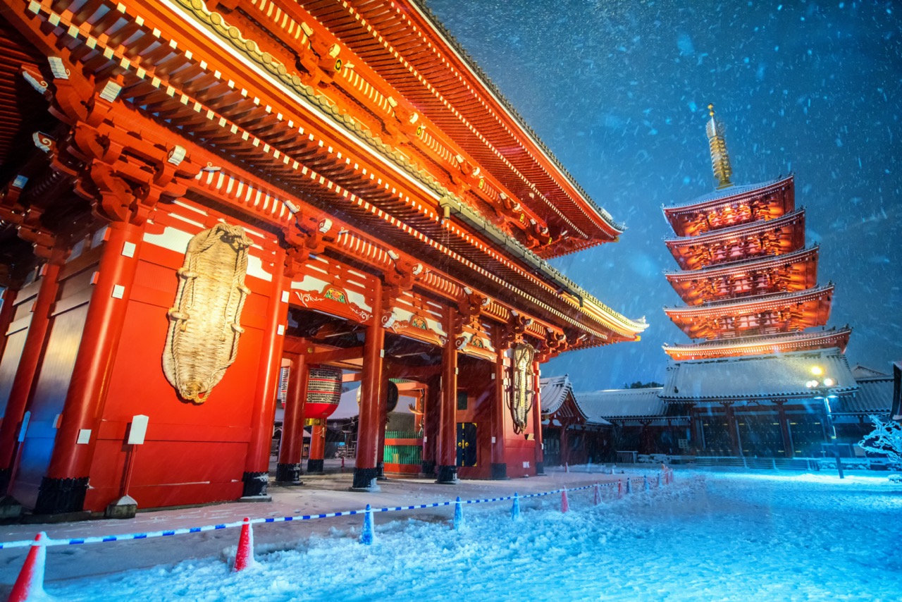 Heavy snow blizzard in Tokyo - Sensoji-ji, Temple in Asakusa, Japan